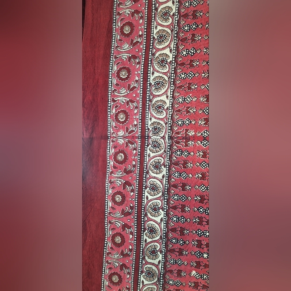 Beautiful Tablecloth with Intricate Pattern - Picture 4 of 4